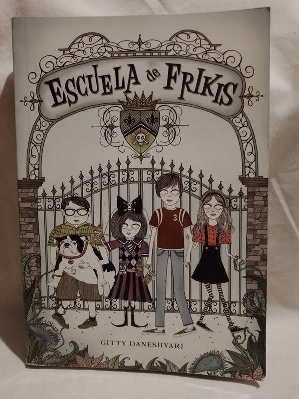 Escuela de Frikis / Daneshvari, Gitty