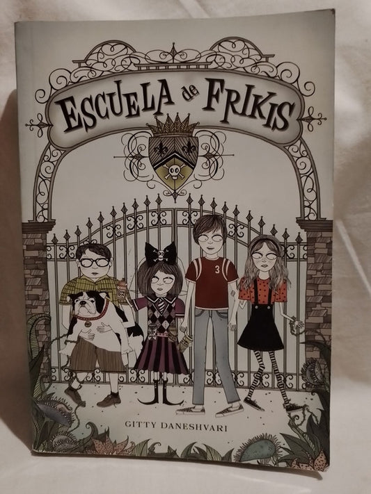 Escuela de Frikis / Daneshvari, Gitty
